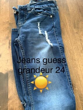 Guess women’s Skinny Jeans in Blue Distressed Wash